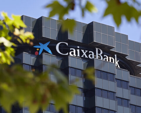 CaixaBank, beneficios, primer trimestre, volumen de negocio, compromiso social