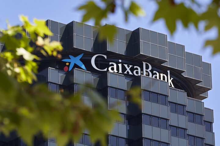 CaixaBank, beneficios, primer trimestre, volumen de negocio, compromiso social