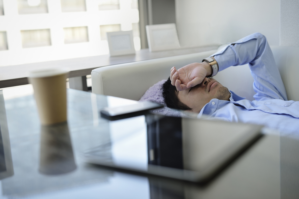 Siesta, siesta en horario laboral, beneficios e inconvenientes, productividad, descanso, inercia de sueño, eficiencia