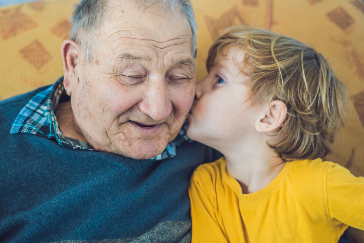 Abuelos, aldeas infantiles sos, día de los abuelos, edadismo, conciliación familiar, abuelas, acogimiento, abuelos acogedores