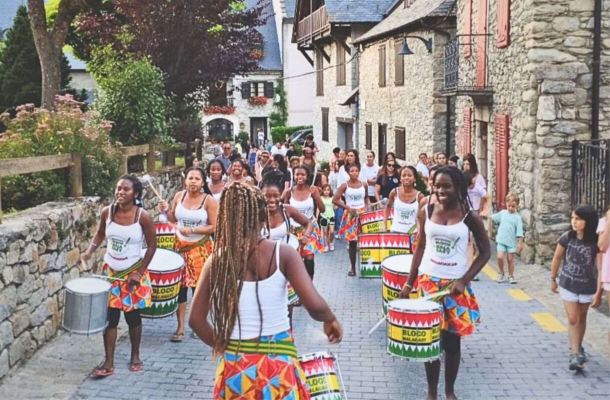 madagascar, exclusión social, valle de arán, bloco Malagasy, vielha, Bossòst, baqueira beret, cultura, arte, música, bel avenir, fundación agua de coco