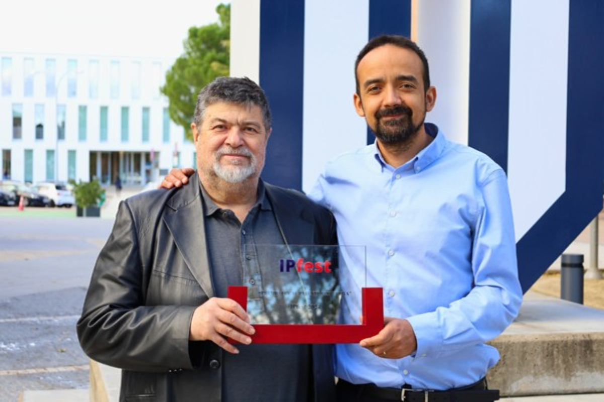 Álvaro García Tejedor (director del CEIEC UFV) y Juan Pablo Romero (investigador del proyecto de tecnología para diagnosticar Parkinson), posando con el premio. Foto: prensa UFV.