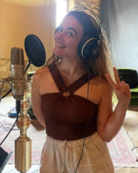 Bendita Calamidad, una artista con discapacidad visual, que lanzó su primer EP. Foto: IG.