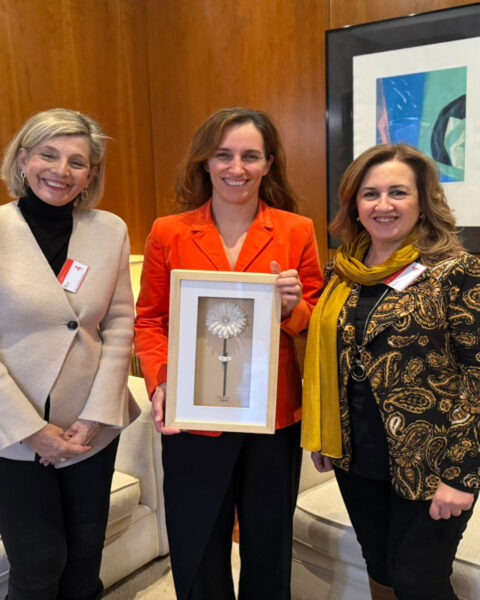 Entrega del Premio Flor de la Vida a la ministra de Sanidad Mónica García por su labor en la promoción de la donación de órganos. Foto: prensa.