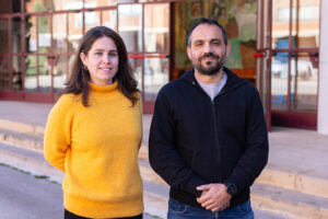 Cristina de la Malla y Daniel Linares, los investigadores que lideraron el estudio que descubrió alteraciones visuales en personas con esquizofrenia. Foto: Universidad de Barcelona.