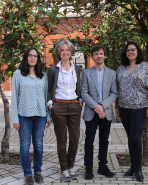El equipo que integra el consorcio y diseñó la linterna para detectar el cáncer: Elena Cid y Liset Menéndez de la Prida (Instituto Cajal CSIC), Manuel Valiente y Mariam Al-Masmudi (CNIO) / Pilar Quijada. (CSIC). Foto: prensa CNIO.