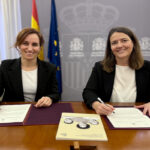 La ministra de Sanidad Mónica García Gómez y la directora deGasol Foundation Cristina Ribes en la firma del convenio de colaboración para reducir la obesidad infantil. Foto: Ministerio de Sanidad.