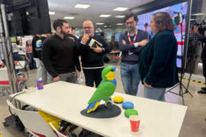 El loro Onorato, uno de los Premios Tecnología Humanitaria de Cruz Roja. Foto: prensa.