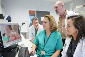 El equipo que ha llevado adelante el tratamiento para bebés con atrofia muscular espinal. Foto: prensa Iislafe.