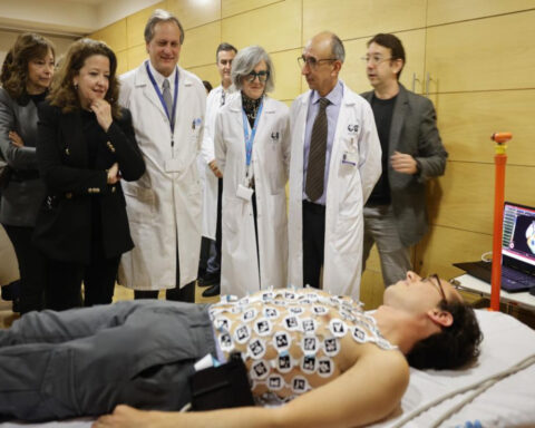 El equipo del Hospital Marañón hace una demostración del funcionamiento del chaleco para el monitoreo del corazón. Foto: prensa.