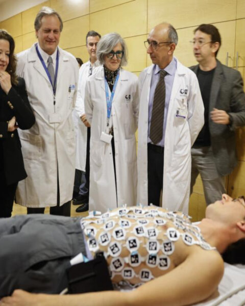 El equipo del Hospital Marañón hace una demostración del funcionamiento del chaleco para el monitoreo del corazón. Foto: prensa.