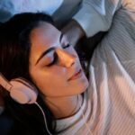 Escuchar música relajante, uno de los consejos para dormir mejor, en el Día Mundial del Sueño. Foto: prensa novaDiet.