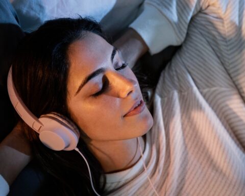 Escuchar música relajante, uno de los consejos para dormir mejor, en el Día Mundial del Sueño. Foto: prensa novaDiet.