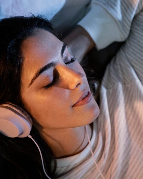 Escuchar música relajante, uno de los consejos para dormir mejor, en el Día Mundial del Sueño. Foto: prensa novaDiet.