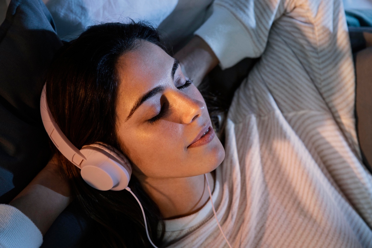 Escuchar música relajante, uno de los consejos para dormir mejor, en el Día Mundial del Sueño. Foto: prensa novaDiet.