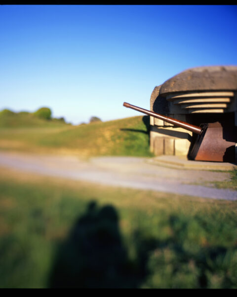 Batería alemana situada en Longues-sur-Mer, parte del Muro Atlántico diseñado para repeler ataques aliados durante la Segunda Guerra Mundial. Es la única en Normandía que aún conserva varios de sus cañones originales in situ.