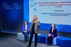 Una de las charlas de la jornada en la que la SEC presentó la guía sobre enfermedades cardiovasculares en mujeres. Foto: prensa SEC.