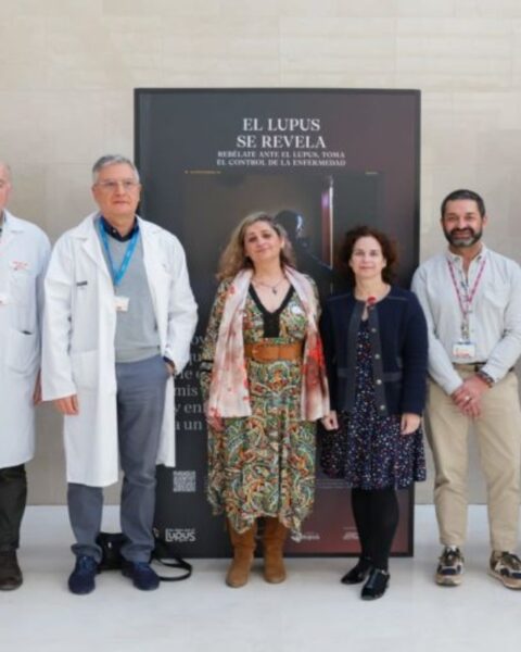 La inauguración de la exposición fotográfica sobre el lupus que organizan AstraZeneca y FELUPUS. Foto: prensa FELUPUS.