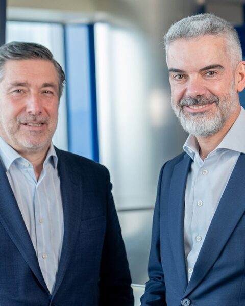 Pedro León y Francia, director de la Fundación KPMG, y Javier Broncano, managing director de Banca Institucional de CaixaBank, en la consolidación de la alianza para impulsar la transformación del Tercer Sector. Foto; prensa CaixaBank.