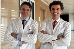 Los-doctores-Mariano-Garcia-de-la-Borbolla-y-Rafael-Garcia-de-la-Borbolla, del Hospital Quirónsalud Infanta Luisa, han realizado el implante cardíaco en el arto aórtico en un paciente de 79 años. Foto: prensa Quirónsalud.