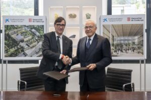 El presidente de la Generalitat de Cataluña, Salvador Illa, y el presidente de la Fundación "la Caixa", Isidre Fainé, en CosmoCaixa con motivo de la firma del convenio para impulsar la investgación en el CaixaResearch Institute .Foto: Fundación "la Caixa".