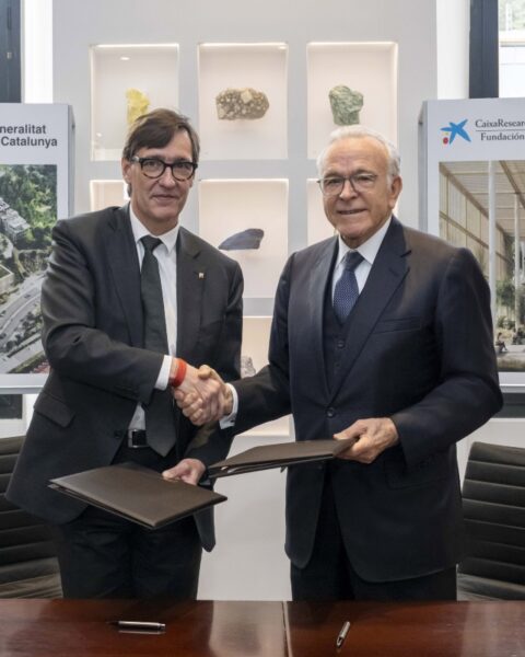 El presidente de la Generalitat de Cataluña, Salvador Illa, y el presidente de la Fundación "la Caixa", Isidre Fainé, en CosmoCaixa con motivo de la firma del convenio para impulsar la investgación en el CaixaResearch Institute .Foto: Fundación "la Caixa".