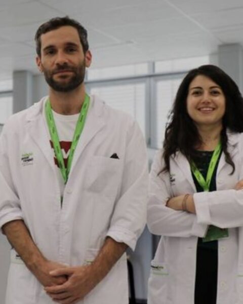 Marc Suárez-Calvet y Federica Anastasi, os de los investigadores que desarrollaron el análisis de sangre para detectar precozmente el Alzheimer. Foto: BBRC.