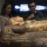 Visitantes admirados en una muestra de momias egipcias que se ha exhibido en el CaixaForum de Sevilla. Foto: prensa Fundación la Caixa.
