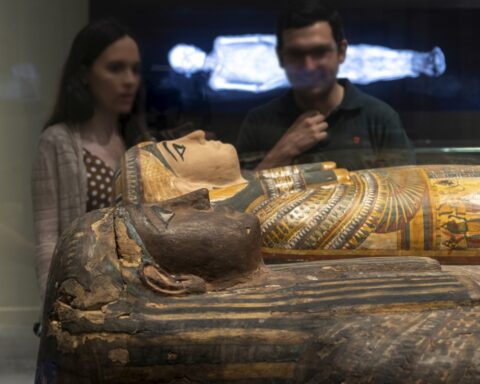 Visitantes admirados en una muestra de momias egipcias que se ha exhibido en el CaixaForum de Sevilla. Foto: prensa Fundación la Caixa.