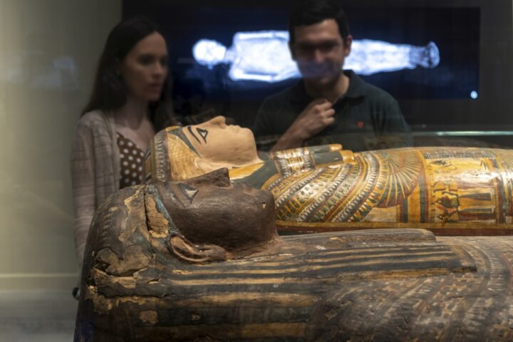 Visitantes admirados en una muestra de momias egipcias que se ha exhibido en el CaixaForum de Sevilla. Foto: prensa Fundación la Caixa.