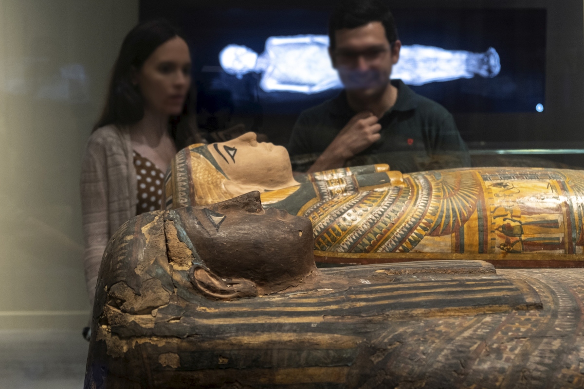 Visitantes admirados en una muestra de momias egipcias que se ha exhibido en el CaixaForum de Sevilla. Foto: prensa Fundación la Caixa.