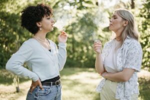 Nofumadores.org compartió un estudio que relaciona el hábito de fumar con un mayor riesgo de padecer Alzheimer. Foto: Pexels.