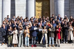 RSF España, entidad ganadora del premio Victoria Prego, durante una movilización en apoyo a la Asociación de Periodistas Parlamentarios. Foto: prensa RSF España.
