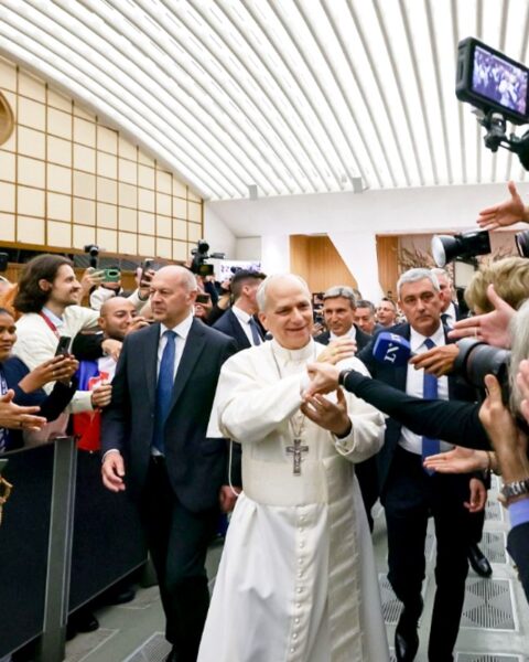 El Papa León XIV en su primer encuentro con los periodistas