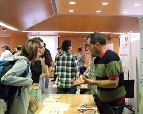 En el Mercado de Proyectos Sociales de la URV 17 entidades convocaron a los estudiantes a sumarse a sus iniciativas. Foto: Prensa URV.