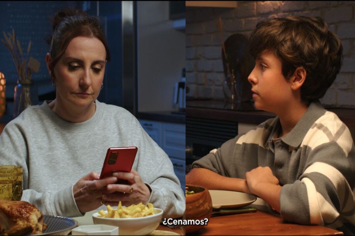 La Fundación Atresmedia y Unicef lanzan la campaña Saca el móvil de la cena para promover espacios de encuentro familiar sin dispositivos móviles. Foto: prensa Fundación Atresmedia.