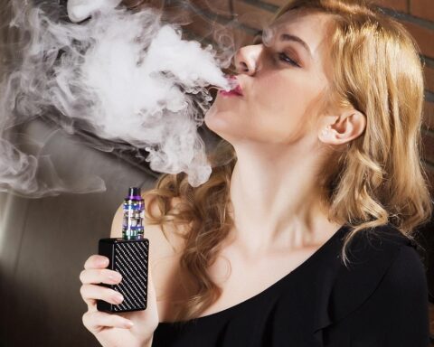 Nofumadores.org alerta sobre la epidemia de consumo de vapers y propone el uso de un fármaco para dejar el hábito. Foto: PIxabay.