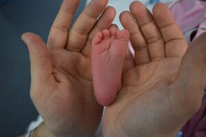 FEDER ha denunciado un acceso desigual al cribado neonatal en las distintas comunidades autónomas de España. Ahora Sanidad amplió las pruebas que se realizan. Foto: Pixabay.