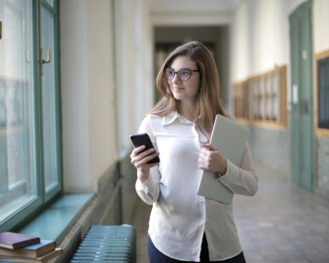 Un informe de la Fundación CYD da cuenta del uso que las universidades y sus alumnos le dan a la IA. Foto: Pexels.