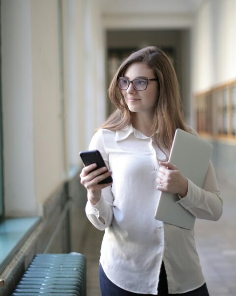 Un informe de la Fundación CYD da cuenta del uso que las universidades y sus alumnos le dan a la IA. Foto: Pexels.