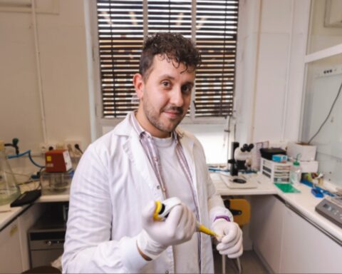 Miguel Ángel Olivencia es investigador del Departamento de Farmacología y Toxicología de la UCM e indaga en la relación entre el déficit de vitamina D y la disfunción eréctil. Foto: prensa UCM.