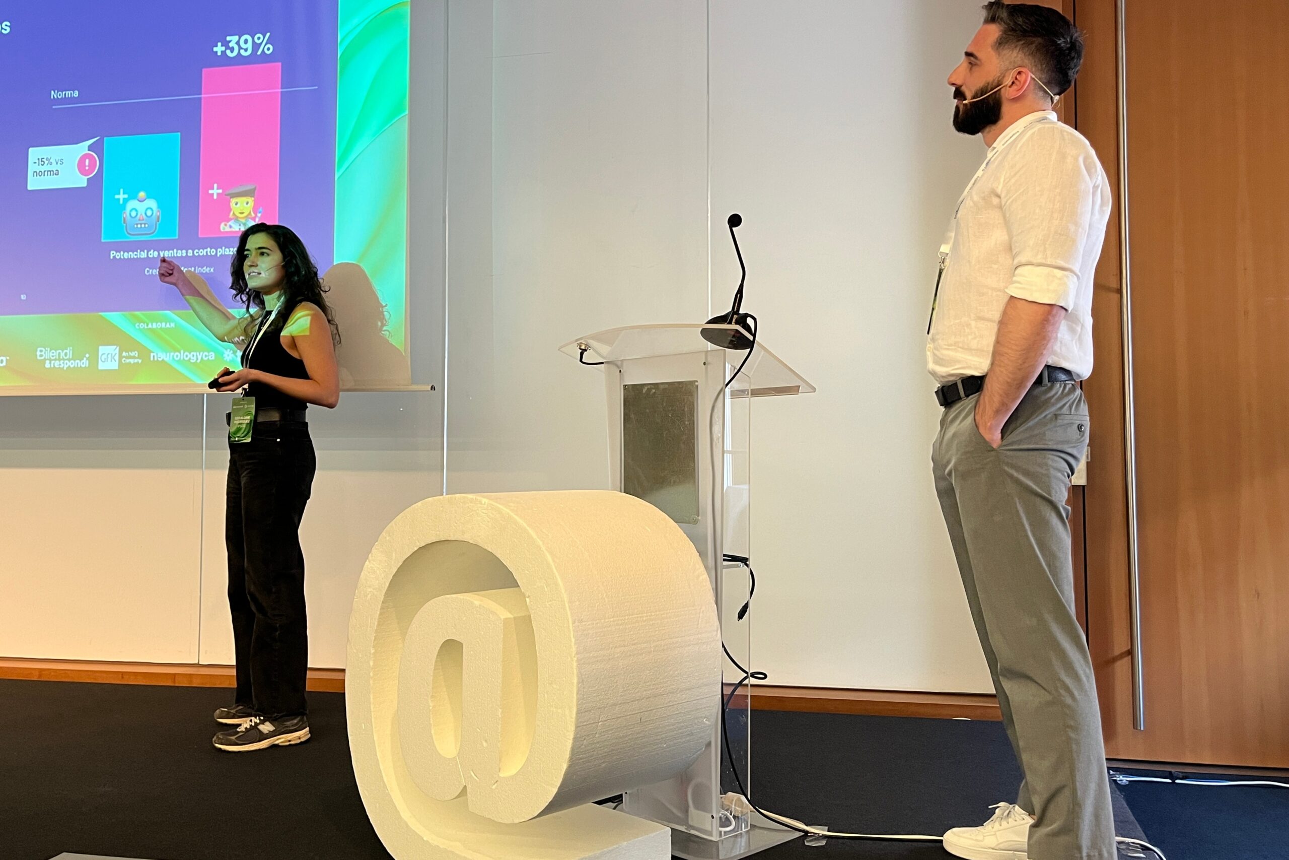 Una de las presentaciones en La @ de I+A. Foto: prensa.