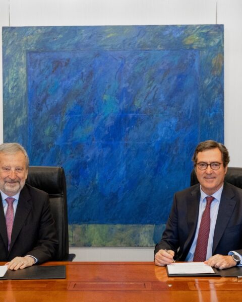 El presidente de CaixaBank, Tomás Muniesa, y el presidente de CEOE, Antonio Garamendi, en un momento de la firma. Foto: prensa CaixaBank.