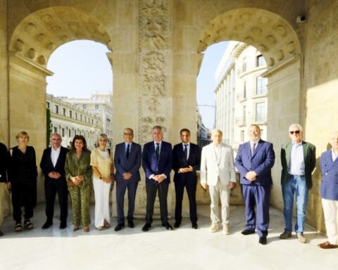 El alcalde de Sevilla, José Luis Sanz, recibe a los directores generales de las cadenas que componen la FORTA
