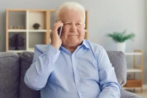 Mapfre les dará atención prioritaria a las llamadas telefónicas de sus clientes mayores de 65 años. Foto: prensa Mapfre. .