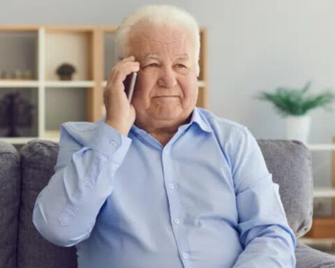 Mapfre les dará atención prioritaria a las llamadas telefónicas de sus clientes mayores de 65 años. Foto: prensa Mapfre. .