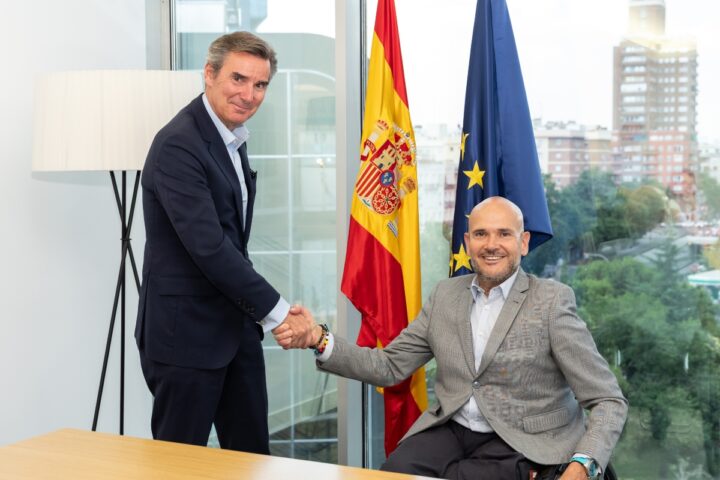 Carlos San Basilio, presidente de la CNMV y Anxo Queiruga, presidente de COCEMFE,, durante la firma del acuerdo. Foto: prensa.