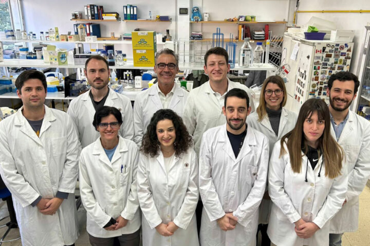 El equipo de científicos que ha descubierto el gen que genera superbacterias. Foto: prensa UCM.