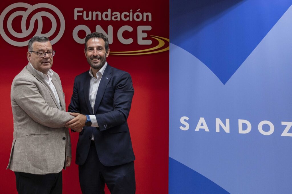 El acuerdo fue firmado por  José Luis Martínez Donoso, director general de Fundación ONCE, y Joaquín Rodrigo, presidente de Sandoz en España. Foto: prensa Once.