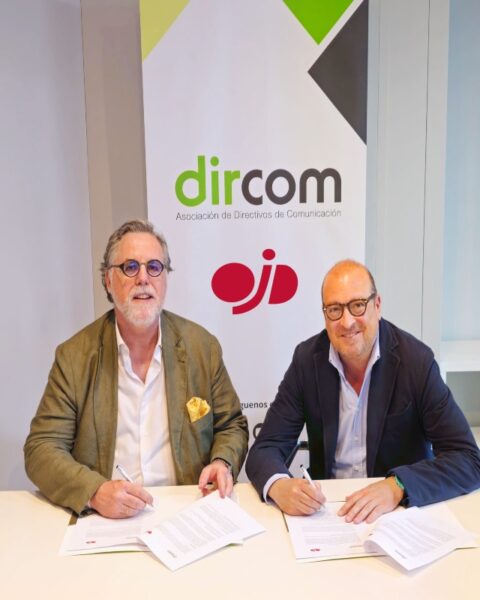 Miguel López-Quesada Gil, presidente de Dircom, y Roberto Bodegas Sanz, de OJD, durante la firma de acuerdo para fomentar la transparencia en los medios. Foto: prensa.